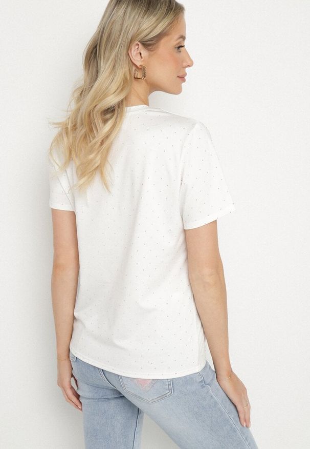 Born2be - Biały T-shirt z Wiskozą i Cyrkoniami Sanistria. Okazja: na co dzień, na spacer. Kolor: biały. Materiał: wiskoza. Styl: klasyczny, casual