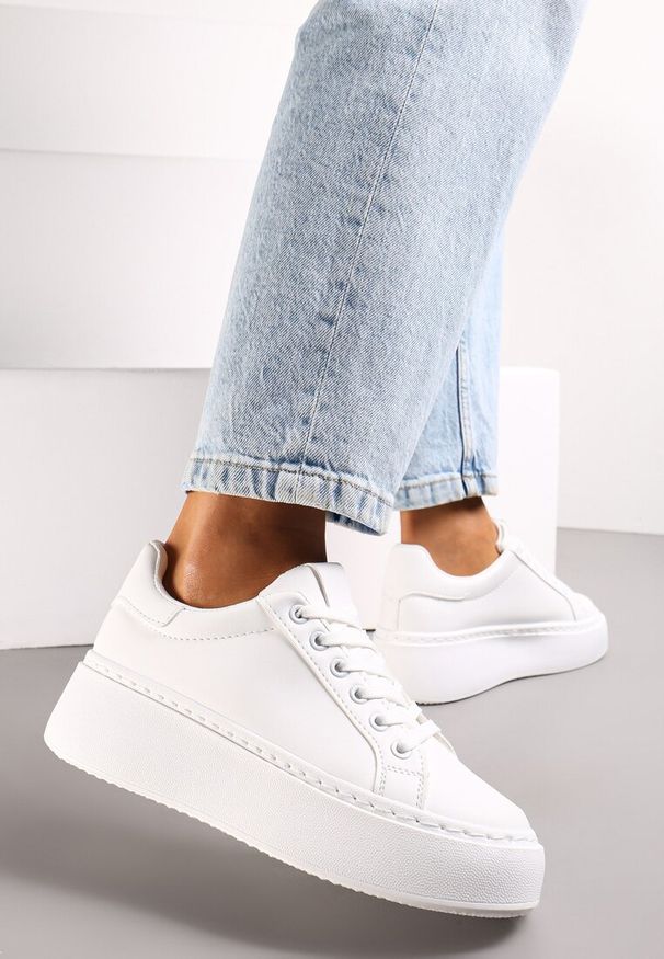 Renee - Białe Sneakersy na Grubej Podeszwie Cernanda. Okazja: na co dzień. Kolor: biały. Materiał: jeans. Wzór: aplikacja