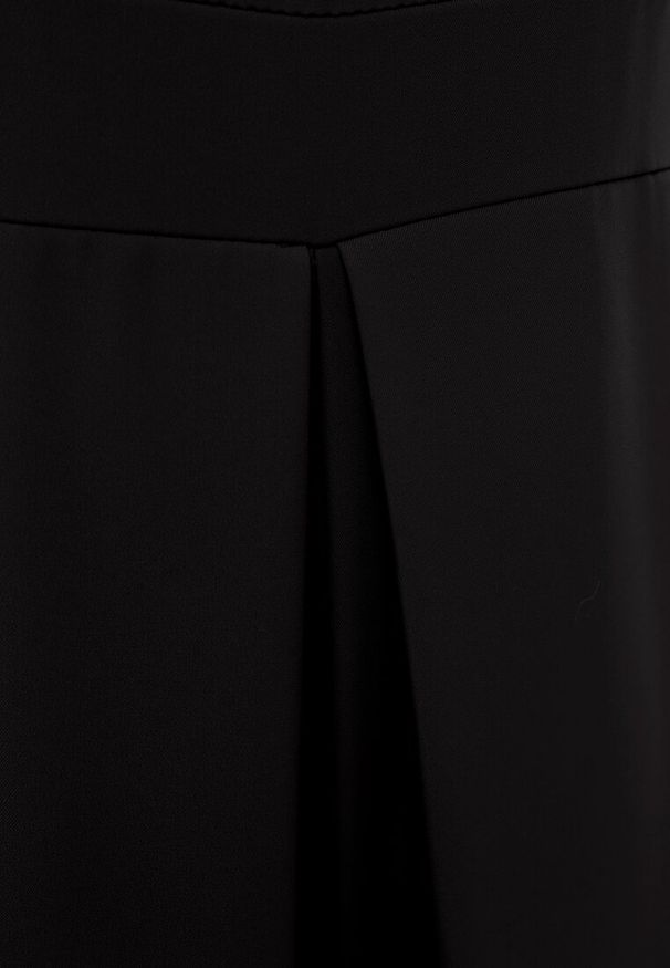 Born2be - Czarny Elegancki Kombinezon z Ozdobnymi Zakładkami Zellysha. Okazja: na co dzień, na spotkanie biznesowe. Kolor: czarny. Wzór: aplikacja. Styl: elegancki