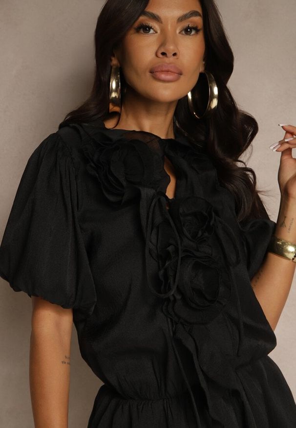 Renee - Czarna Sukienka Ozdobiona Wiązaniem i Falbanami Tilionala. Kolor: czarny. Wzór: aplikacja. Styl: elegancki