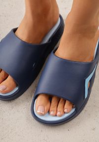 Born2be - Granatowe Minimalistyczne Klapki Basenowe na Piankowej Podeszwie Paphie. Okazja: do domu, na co dzień, na plażę. Kolor: niebieski. Materiał: dresówka. Sezon: lato. Styl: wakacyjny, casual #9