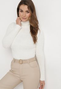 Born2be - Biały Elastyczny Golf z Wełną i Ściągaczami Ozdobiony Długim Włosem Alussone. Typ kołnierza: golf. Kolor: biały. Materiał: wełna. Długość rękawa: długi rękaw. Długość: długie. Wzór: aplikacja #3