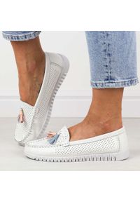 Białe skórzane mokasyny damskie Jezzi 5372. Kolor: biały. Materiał: skóra. Szerokość cholewki: normalna. Sezon: wiosna, lato. Styl: elegancki, klasyczny #1