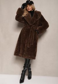 Renee - Brązowy Futrzany Płaszcz z Wiązanym Paskiem Ozdobnym Kołnierzem i Mankietami Viaressa. Okazja: na co dzień. Kolor: brązowy. Materiał: futro. Długość rękawa: długi rękaw. Długość: długie. Styl: casual, elegancki, rockowy #5