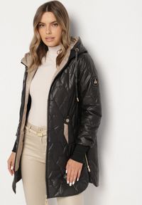 Born2be - Czarna Pikowana Kurtka z Kapturem i Wsuwanymi Kieszeniami Emmivre. Typ kołnierza: kaptur. Kolor: czarny. Materiał: jeans. Styl: klasyczny, sportowy #3