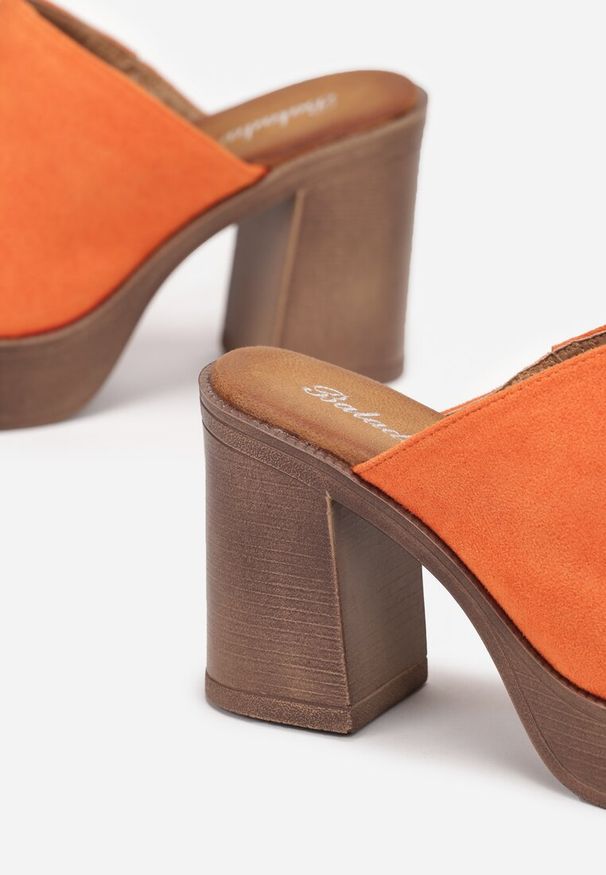 Renee - Pomarańczowe Klapki z Szerokim Paskiem na Słupku w Stylu Drewniaków Sabirah. Kolor: pomarańczowy. Obcas: na słupku. Styl: boho