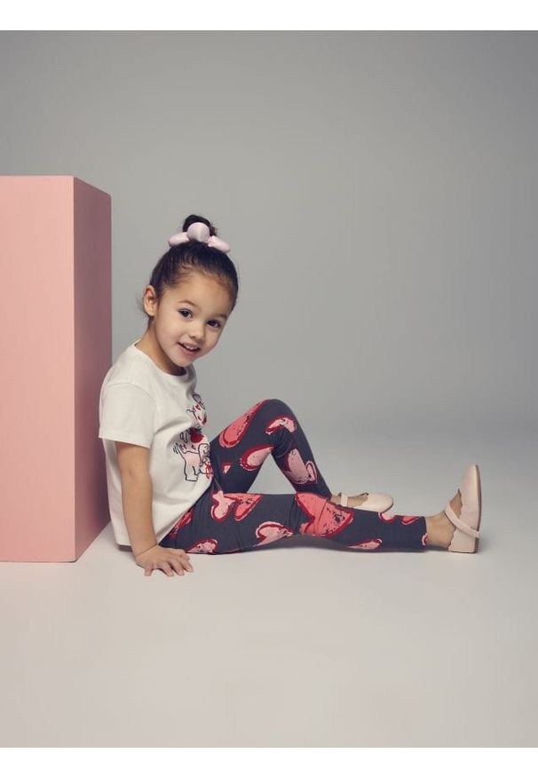 Reserved - Bawełniane legginsy z nadrukiem - ciemnoszary. Kolor: szary. Materiał: bawełna. Wzór: nadruk