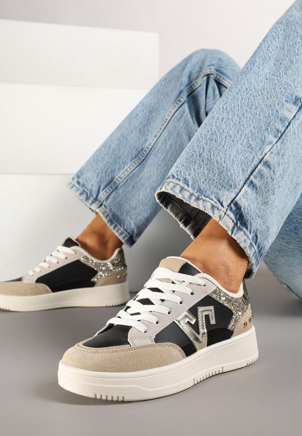 Renee - Czarno-Beżowe Sneakersy Ozdobione Metalicznymi Aplikacjami i Brokatem Pilliossa. Okazja: na co dzień. Zapięcie: sznurówki. Kolor: czarny. Materiał: jeans, skóra. Wzór: aplikacja. Obcas: na obcasie. Wysokość obcasa: niski