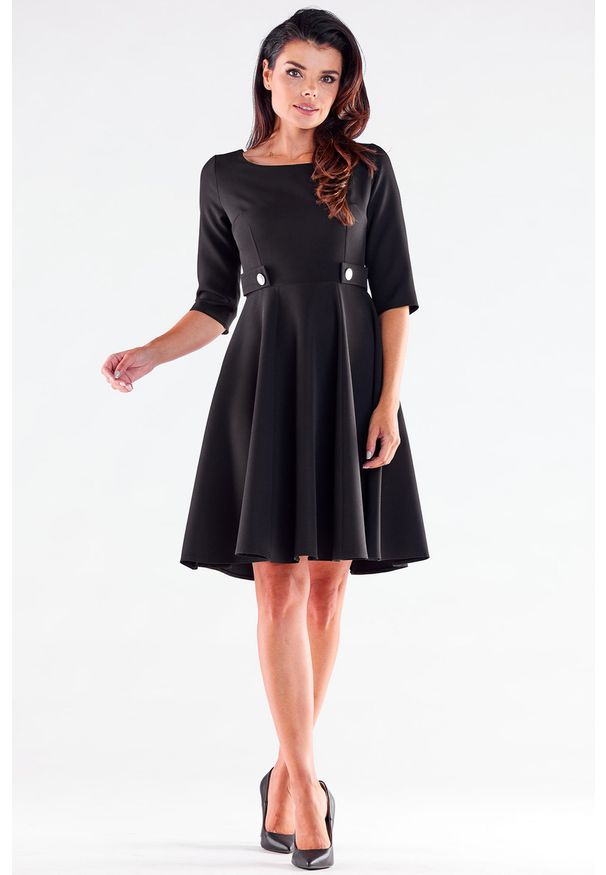 Awama - Elegancka sukienka rozkloszowana z ozdobnymi guzikami czarna. Okazja: do pracy. Kolor: czarny. Styl: elegancki