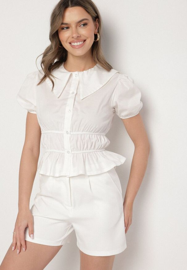 Born2be - Biała Bawełniana Koszula z Bufiastymi Rękawami i Ozdobnymi Marszczeniami Efrinda. Okazja: na co dzień. Kolor: biały. Materiał: bawełna. Długość rękawa: krótki rękaw. Długość: krótkie. Styl: casual, elegancki