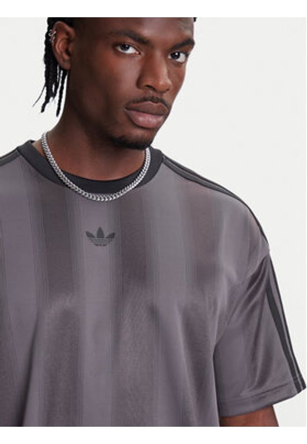 Adidas - adidas T-Shirt adicolor Jacquard JW5880 Szary Loose Fit. Kolor: szary. Materiał: syntetyk