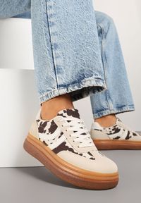 Renee - Beżowo-Brązowe Sneakersy Tenisówki Ozdobione Wzorem w Łaty Polliane. Okazja: na co dzień. Kolor: beżowy. Materiał: jeans. Wzór: aplikacja