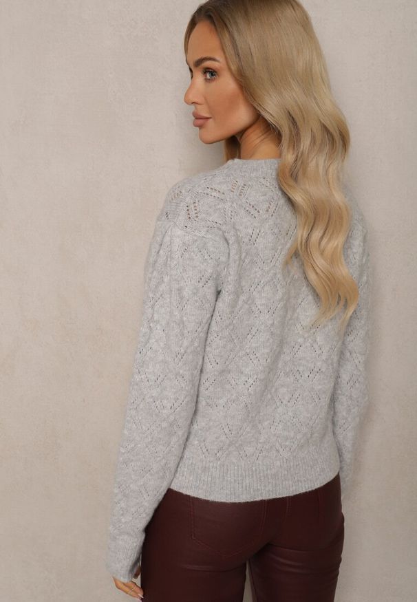 Renee - Jasnoszary Sweter w Klasycznym Stylu z Tłoczonym Wzorem Deriel. Okazja: na co dzień. Kolor: szary. Materiał: jeans. Długość rękawa: długi rękaw. Długość: długie. Styl: klasyczny