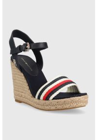 TOMMY HILFIGER - Tommy Hilfiger sandały CORPORATE WEDGE damskie kolor granatowy na koturnie FW0FW07086. Zapięcie: klamry. Kolor: niebieski. Materiał: materiał. Obcas: na koturnie #3