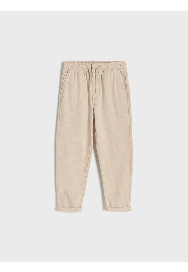 Reserved - Spodnie chino - beżowy. Kolor: beżowy. Materiał: tkanina, bawełna