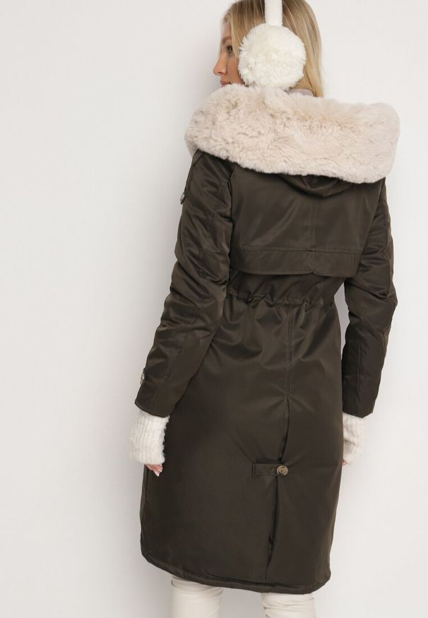 Born2be - Ciemnozielona Nylonowa Kurtka Parka Płaszcz Ozdobiona Futerkiem Faelana. Kolor: zielony. Materiał: nylon, futro. Wzór: aplikacja