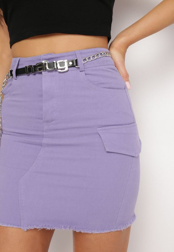 Born2be - Jasnofioletowa Jeansowa Spódnica Mini z Ozdobnymi Klapami i Paskiem z Łańcuszka Salie. Kolor: fioletowy. Materiał: jeans