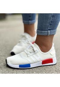 Suzana - Białe sportowe buty damskie 2062. Kolor: biały. Materiał: tkanina