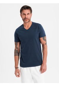 Ombre Clothing - Męska klasyczna bawełniana koszulka z dekoltem w serek BASIC – granatowa V2. Typ kołnierza: dekolt w serek. Kolor: niebieski. Materiał: bawełna. Styl: klasyczny #6