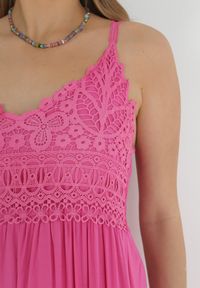 Born2be - Różowa Sukienka Maxi z Ażurowym Dekoltem i Falbaną na Dole z Wiskozy Nelnin. Kolor: różowy. Materiał: wiskoza. Długość rękawa: na ramiączkach. Wzór: ażurowy. Długość: maxi #6