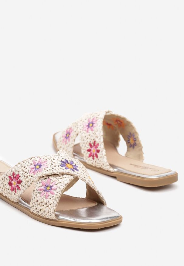 Renee - Jasnobeżowe Klapki z Ozdobnymi Kwiatami na Płaskiej Podeszwie Kaletta. Okazja: na spacer, na plażę. Kolor: beżowy. Wzór: kwiaty. Sezon: lato. Obcas: na płaskiej podeszwie. Styl: boho