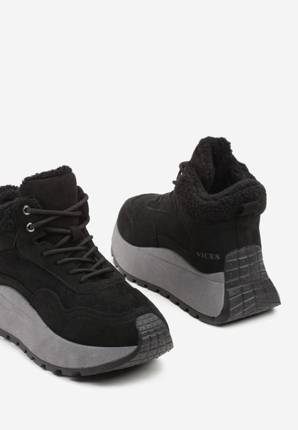 Born2be - Czarne Sneakersy Śniegowce Vices na Grubej Podeszwie Ozdobione Futerkiem i Napisem Nelinena. Okazja: na co dzień. Kolor: czarny. Materiał: futro. Wzór: napisy, aplikacja. Sport: golf