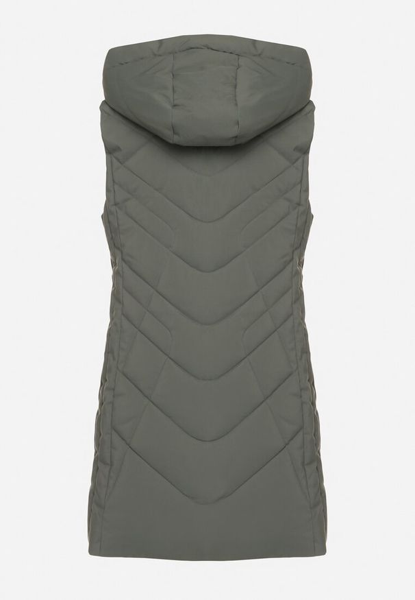 Born2be - Zielona Taliowana Kamizelka z Pikowanymi Przeszyciami i Kapturem Tuloria. Okazja: na spacer. Kolor: zielony. Materiał: jeans