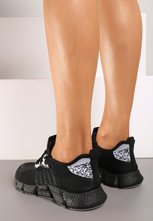 Born2be - Czarne Wsuwane Buty Sportowe na Płaskiej Podeszwie ze Żłobieniami Seshea. Wysokość cholewki: przed kostkę. Nosek buta: okrągły. Zapięcie: bez zapięcia. Kolor: czarny. Szerokość cholewki: normalna. Sezon: wiosna, lato. Obcas: na płaskiej podeszwie