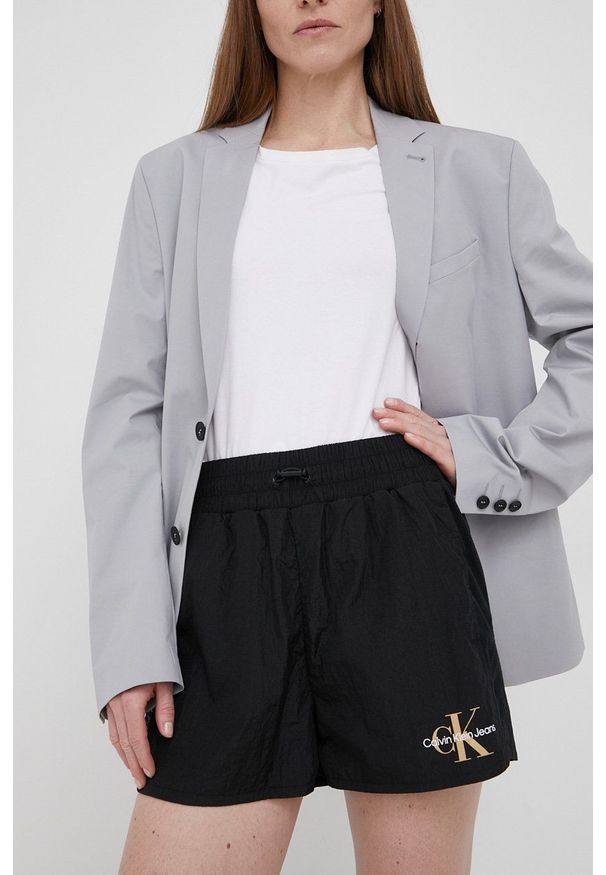 Calvin Klein Jeans szorty damskie kolor czarny z nadrukiem medium waist. Okazja: na co dzień. Stan: podwyższony. Kolor: czarny. Wzór: nadruk. Styl: casual
