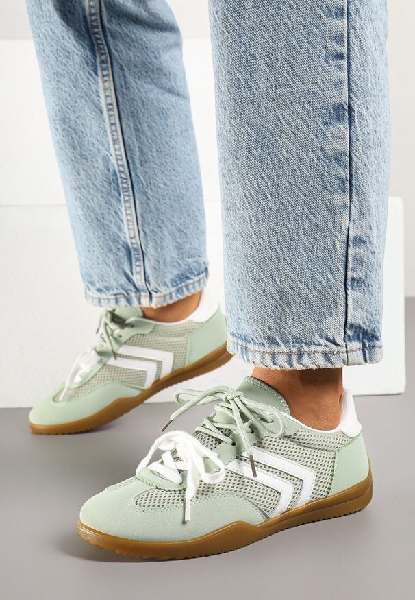 Renee - Jasnozielone Sneakersy w Stylu Tenisówek Ozdobione Geometrycznym Wzorem Teloriella. Okazja: na co dzień. Zapięcie: sznurówki. Kolor: zielony. Materiał: jeans. Wzór: aplikacja, geometria