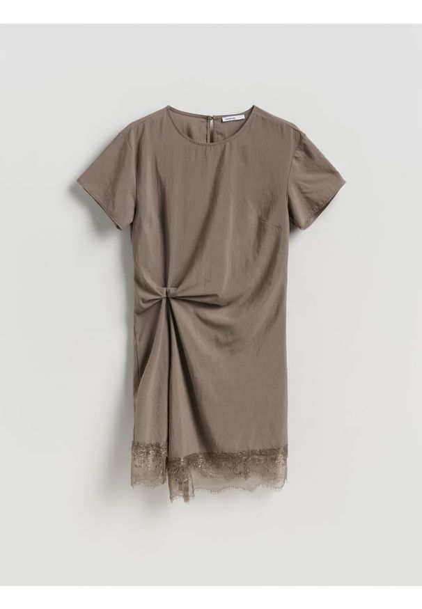 Reserved - Sukienka z koronką - beżowy. Kolor: beżowy. Materiał: koronka. Wzór: koronka. Typ sukienki: proste