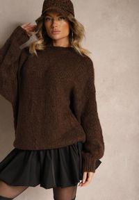 Renee - Brązowy Klasyczny Sweter z Wełną i Wiskozą o Luźnym Kroju Omethea. Okazja: na co dzień, na spacer. Kolor: brązowy. Materiał: wełna, wiskoza. Długość rękawa: długi rękaw. Długość: długie. Styl: klasyczny
