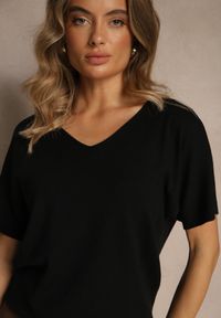 Renee - Czarny T-shirt z Dzianiny z Dekoltem w Serek Fenalise. Okazja: na co dzień. Typ kołnierza: dekolt w serek. Kolor: czarny. Materiał: dzianina. Wzór: aplikacja. Styl: casual #5