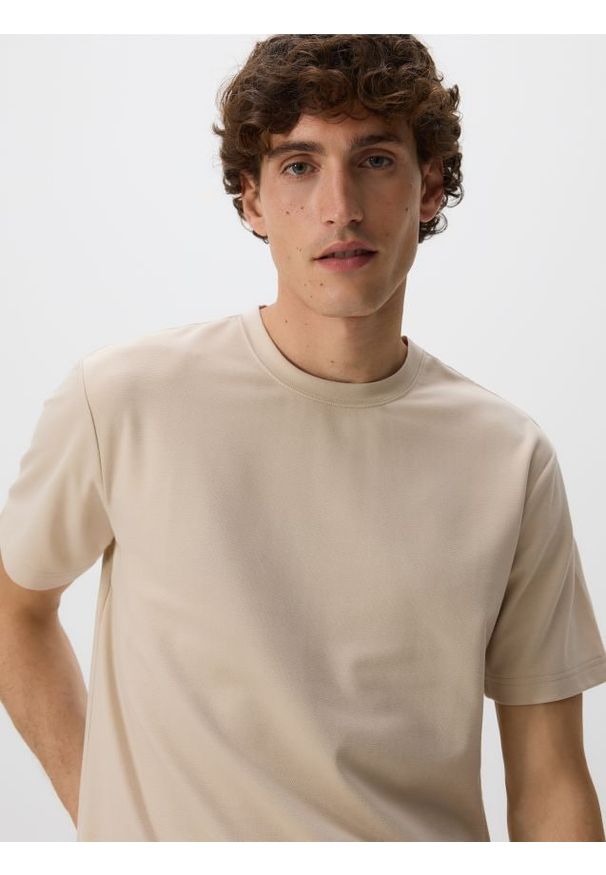 Reserved - Strukturalny t-shirt comfort fit - beżowy. Kolor: beżowy. Materiał: dzianina