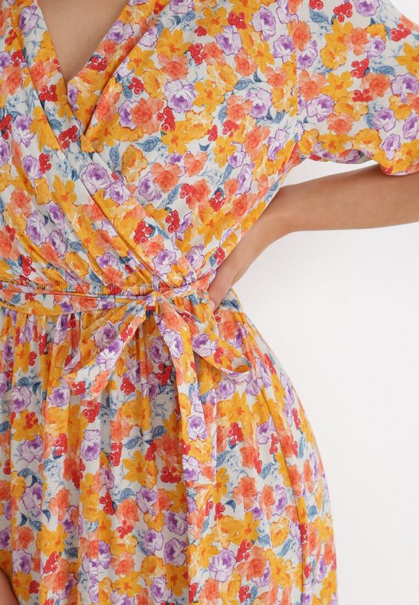 Born2be - Pomarańczowo-Biała Sukienka Theophestra. Kolor: pomarańczowy. Materiał: wiskoza, materiał. Wzór: kolorowy, kwiaty. Typ sukienki: kopertowe. Długość: maxi