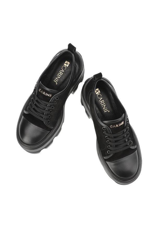 Czarne Sneakersy Carinii Eleganckie Obuwie Damskie Na Obcasie. Okazja: na co dzień. Kolor: czarny. Materiał: zamsz. Obcas: na obcasie. Styl: elegancki. Wysokość obcasa: średni