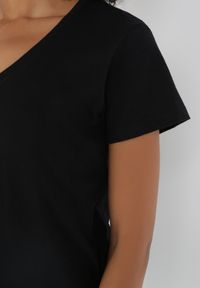 Born2be - Czarny T-shirt Metoreia. Okazja: na co dzień. Kolor: czarny. Materiał: dzianina, bawełna. Długość rękawa: krótki rękaw. Długość: krótkie. Wzór: gładki. Styl: sportowy, casual #2