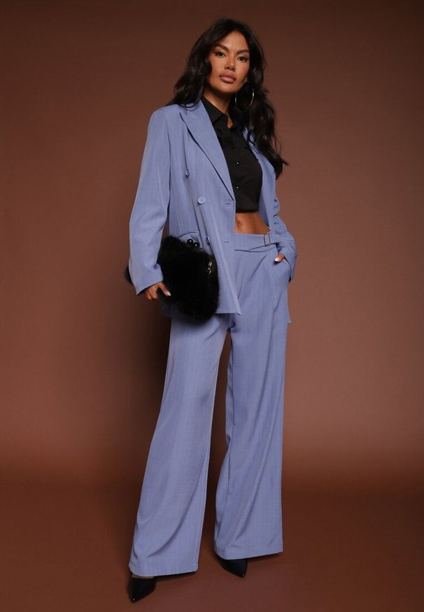 Renee - Niebieska Dwurzędowa Marynarka z Wiskozą i Usztywnianą Linią Ramion Ellirisa. Okazja: na co dzień, na spotkanie biznesowe. Kolor: niebieski. Materiał: wiskoza. Styl: casual, biznesowy, elegancki, klasyczny