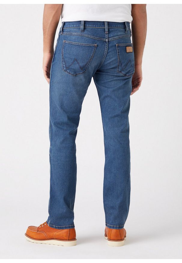 Wrangler - WRANGLER GREENSBORO MĘSKIE SPODNIE JEANSOWE GREEN TWIST W15QXP409 112145833