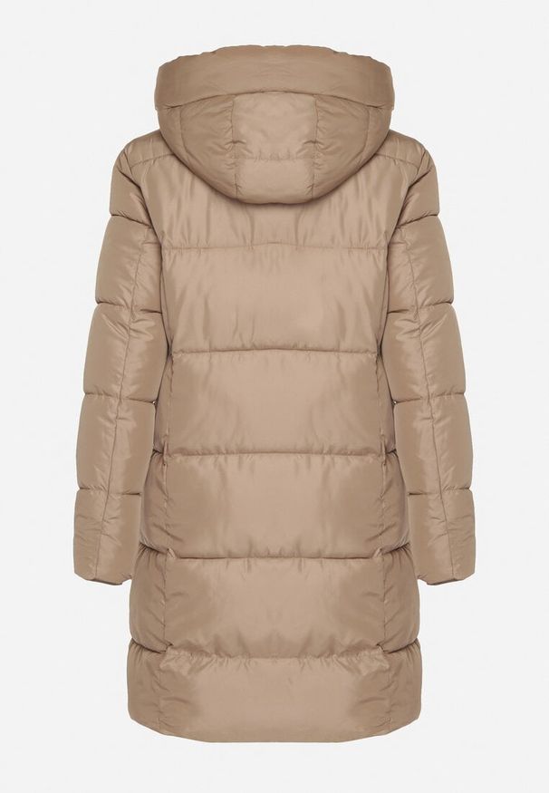 Born2be - Beżowa Długa Kurtka Pikowana z Kapturem i Ozdobną Taśmą przy Suwaku Galorrea. Okazja: na co dzień. Typ kołnierza: kaptur. Kolor: beżowy. Materiał: poliester, dzianina, jeans. Długość: długie. Styl: casual, elegancki