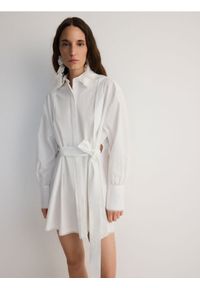 Reserved - Bawełniana koszula z wiązaniem - biały. Kolor: biały. Materiał: bawełna. Długość: długie