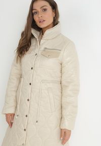 Born2be - Beżowa Kurtka za Kolano z Kołnierzem Pikowana Chloime. Kolor: beżowy. Materiał: materiał #7