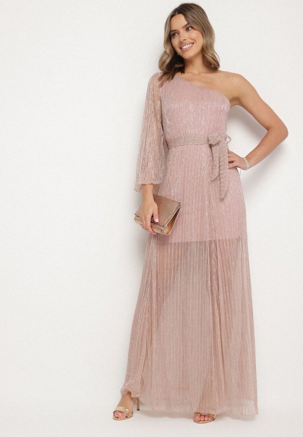 Born2be - Różowa Sukienka o Asymetrycznym Kroju Zdobiona Metaliczną Nicią Afellia. Kolor: różowy. Długość rękawa: długi rękaw. Wzór: aplikacja. Typ sukienki: asymetryczne. Styl: klasyczny, elegancki