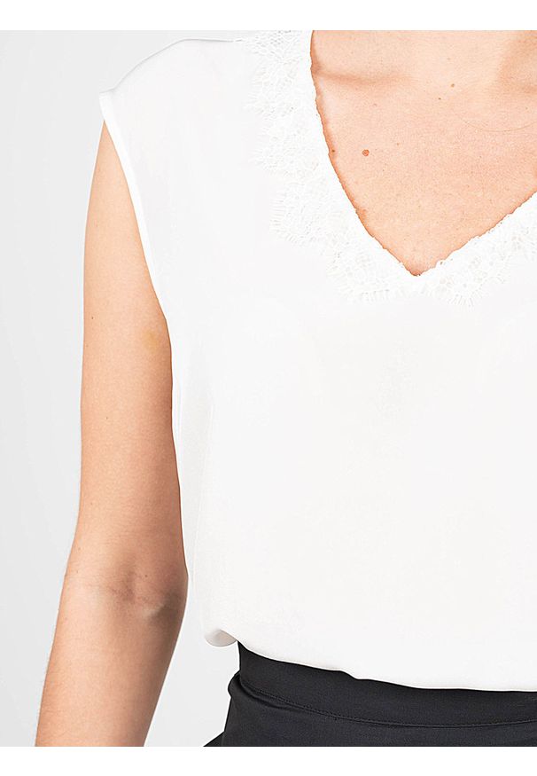 Pinko Top "Abbuffato 1" | 1G1623 Y6ZV | Abbuffato 1 | Kobieta | Biały. Okazja: na co dzień. Kolor: biały. Materiał: wiskoza. Długość rękawa: bez rękawów. Wzór: aplikacja, koronka. Styl: casual
