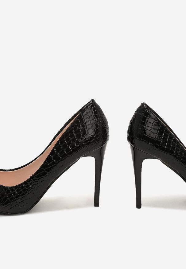 Renee - Czarne Szpilki Hare. Nosek buta: szpiczasty. Zapięcie: bez zapięcia. Kolor: czarny. Materiał: lakier, jeans, skóra. Wzór: aplikacja. Obcas: na szpilce. Styl: elegancki, klasyczny. Wysokość obcasa: średni