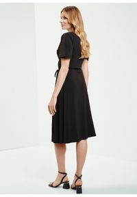 Ochnik - Czarna sukienka wiązana w pasie. Kolor: czarny. Materiał: poliester. Długość rękawa: krótki rękaw #2