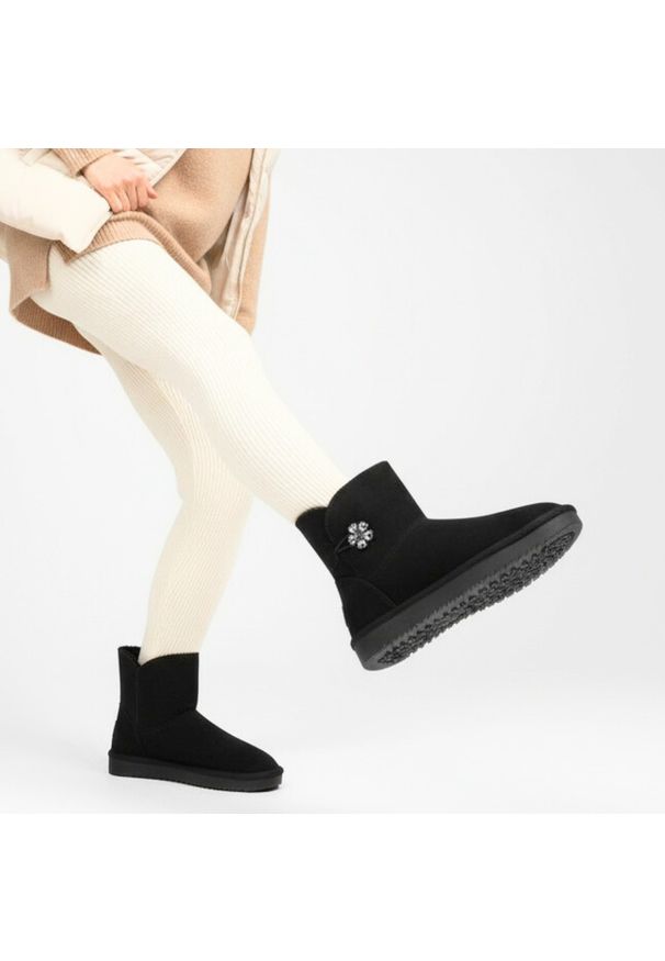 Czarne Śniegowce Marco Tozzi Modne Ocieplane Buty Damskie. Kolor: czarny. Materiał: zamsz, futro, materiał, syntetyk. Szerokość cholewki: normalna. Sezon: zima