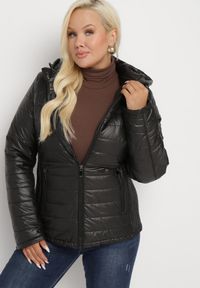 Born2be - Czarna Pikowana Kurtka z Opinanym Kapturem i Wstawkami z Gumek Terilinde. Okazja: na spacer. Kolekcja: plus size. Kolor: czarny. Materiał: jeans #1