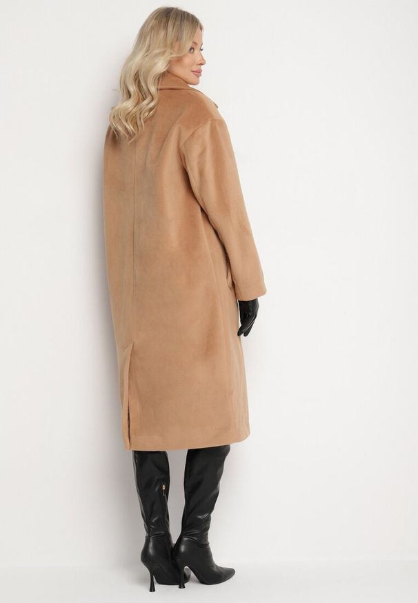 Born2be - Ciemnobeżowy Dwurzędowy Płaszcz o Prostym Kroju z Kieszeniami Malwivra. Okazja: na co dzień. Kolor: beżowy. Długość rękawa: długi rękaw. Długość: długie. Styl: klasyczny, casual, elegancki