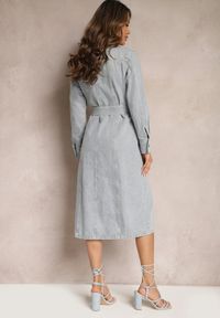 Renee - Jasnoniebieska Bawełniana Sukienka Jeansowa o Koszulowym Fasonie z Paskiem i Kieszeniami Dettia. Kolor: niebieski. Materiał: bawełna, jeans. Typ sukienki: koszulowe